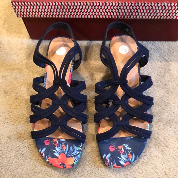 Dress Barn women’s sandals. - Picture 1 of 5